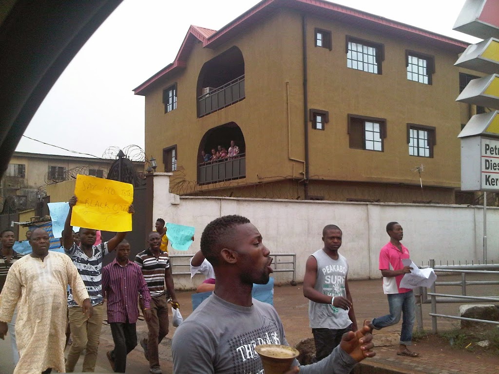 PHOTOSPEAK: Araromi Residents Protest Protracted Power Outage 7