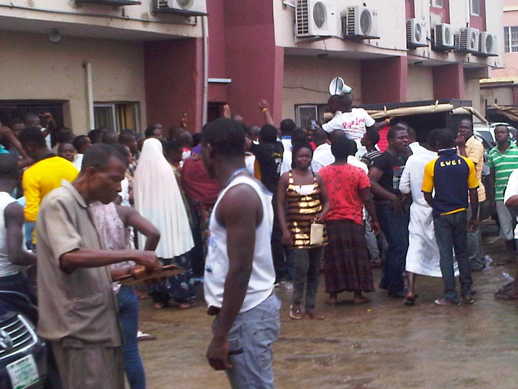 PHOTOSPEAK: Araromi Residents Protest Protracted Power Outage 8